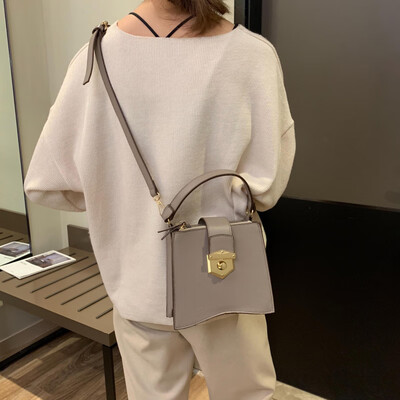 Qiao Bani 2019 new South Korea ins fashion street beat net red lock buckle handbag shoulder diagonal trend handbags
Qiao Bani 2019 new South Korea ins fashion street beat net red lock buckle handbag shoulder diagonal trend handbags
