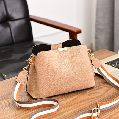 Little girl spring&summer fashion retro single shoulder bag wide shoulder strap Han version lady inclined handbag
Little girl spring&summer fashion retro single shoulder bag wide shoulder strap Han version lady inclined handbag