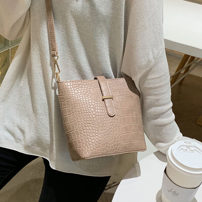 New small bag high-grade Messenger bag female wild ins super fire handbag new 2019 tide shoulder bucket bag
New small bag high-grade Messenger bag female wild ins super fire handbag new 2019 tide shoulder bucket bag