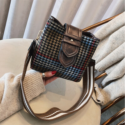 Small bag woman 2019 new style Chaogang wind 100 wide shoulder belt bucket bag student plaid single shoulder oblique satchel bag
Small bag woman 2019 new style Chaogang wind 100 wide shoulder belt bucket bag student plaid single shoulder oblique satchel bag