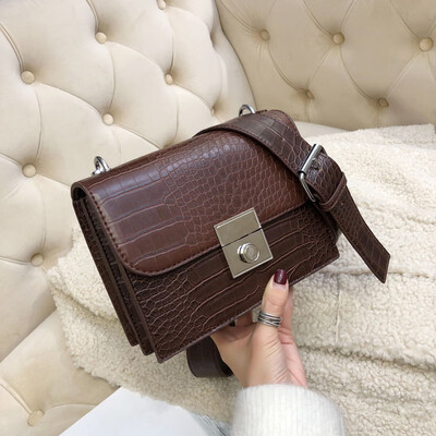 Wide shoulder strap female bag new Korean version of the wild Messenger bag retro port wind lock single shoulder small s
Wide shoulder strap female bag new Korean version of the wild Messenger bag retro port wind lock single shoulder small s