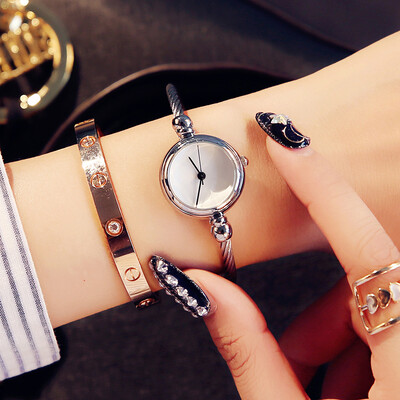 Ins small dial watch female mini compact retro thin chain literary bracelet watch simple Korean version of the leisure atmosphere
Ins small dial watch female mini compact retro thin chain literary bracelet watch simple Korean version of the leisure atmosphere