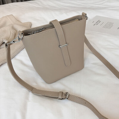 New bag handbags new 2019 fashion Korean version of the wild shoulder slung large capacity simple leisure bucket bag
New bag handbags new 2019 fashion Korean version of the wild shoulder slung large capacity simple leisure bucket bag