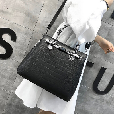 Tailored Fashion Women Wild Messenger Bag Snake Pattern Atmospheric Handbag Shoulder Bag
Tailored Fashion Women Wild Messenger Bag Snake Pattern Atmospheric Handbag Shoulder Bag