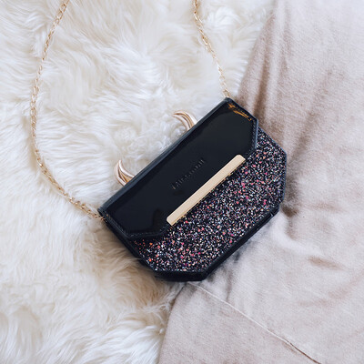 Ins advanced personality network celebrity girl small square bag girl 2019 new style lacquer leather single shoulder oblique satch
Ins advanced personality network celebrity girl small square bag girl 2019 new style lacquer leather single shoulder oblique satch