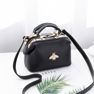 Female bag 2018 new bag female Korean version of the stereotype embroidery thread fashion handbags Messenger shoulder bag
Female bag 2018 new bag female Korean version of the stereotype embroidery thread fashion handbags Messenger shoulder bag