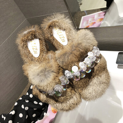 Women with fur slippers wear the same type of flat-bottomed water drill in autumn
Women with fur slippers wear the same type of flat-bottomed water drill in autumn