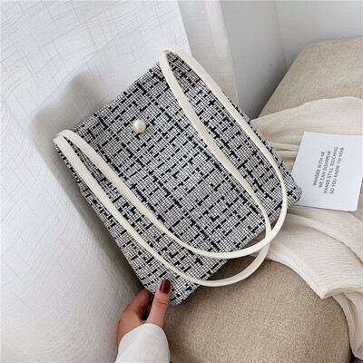 Bag female new Korean version of the tide pearl shoulder Messenger bag fashion wild gas portable bucket bag
Bag female new Korean version of the tide pearl shoulder Messenger bag fashion wild gas portable bucket bag