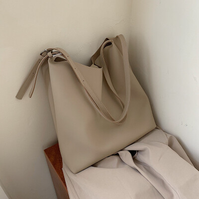 Big bag female new Korean version of the retro bucket bag large capacity student shoulder Messenger bag tide
Big bag female new Korean version of the retro bucket bag large capacity student shoulder Messenger bag tide