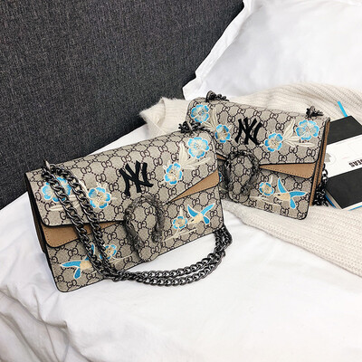 Qiao Bani 2019 new Korean fashion embroidery line Harajuku wind hit color wine god bag shoulder diagonal trend handbags
Qiao Bani 2019 new Korean fashion embroidery line Harajuku wind hit color wine god bag shoulder diagonal trend handbags