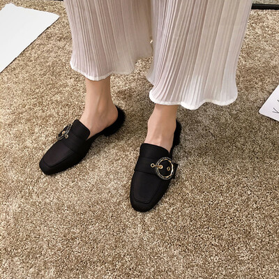 Baotou semi-slippers for women wearing summer Korean version of small clean metal buttoned wool shoes with thick heels Muller shoe
Baotou semi-slippers for women wearing summer Korean version of small clean metal buttoned wool shoes with thick heels Muller shoe