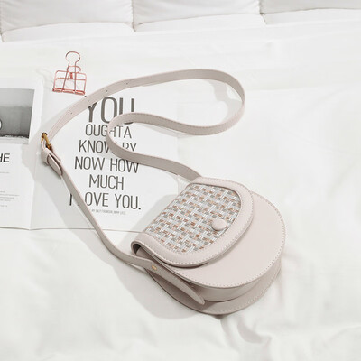 French minority slung Joker woven womens bag 2019 new fashion Korean version of single shoulder simple saddle bag
French minority slung Joker woven womens bag 2019 new fashion Korean version of single shoulder simple saddle bag