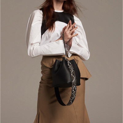 Luxury Designer Snake Wide Strap Women Bucket Shoulder Bag Rivet Handbags Wrist Bags Cute PU Leather Panelled Crossbody Bag sac
Luxury Designer Snake Wide Strap Women Bucket Shoulder Bag Rivet Handbags Wrist Bags Cute PU Leather Panelled Crossbody Bag sac