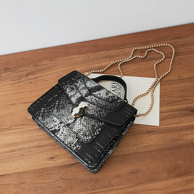Qiao Bani 2019 new European&American style fashion snake head BV snake pattern flip bag hand strap shoulder diagonal trend handbags
Qiao Bani 2019 new European&American style fashion snake head BV snake pattern flip bag hand strap shoulder diagonal trend handbags