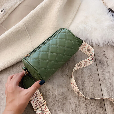 Cylinder small bag female new Korean version of the fashion Lingge wide shoulder strap shoulder Messenger bag tide
Cylinder small bag female new Korean version of the fashion Lingge wide shoulder strap shoulder Messenger bag tide