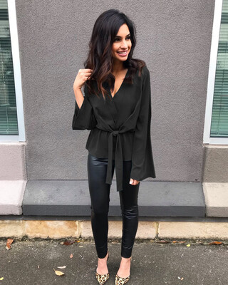 Elegant Ladies Chiffon Blouses 2019 New Solid Lace up Flare Sleeve Blouse Tops Female Casual V-neck Wrapped Top Femme
Elegant Ladies Chiffon Blouses 2019 New Solid Lace up Flare Sleeve Blouse Tops Female Casual V-neck Wrapped Top Femme