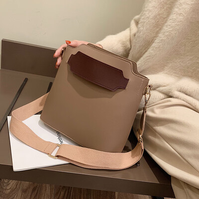 Ins super fire Korean version of the contrast color wide shoulder strap bucket bag 2019 winter new simple fashion single shoulder Messenger bag tide
Ins super fire Korean version of the contrast color wide shoulder strap bucket bag 2019 winter new simple fashion single shoulder Messenger bag tide