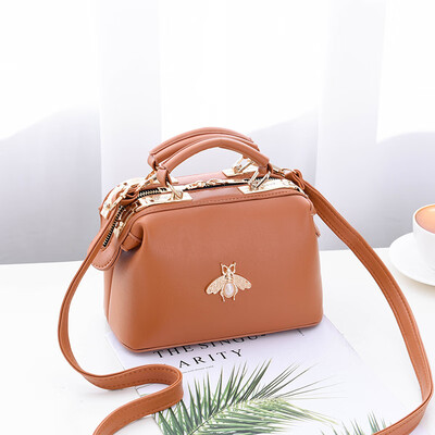 Female bag 2018 new bag female Korean version of the stereotype embroidery thread fashion handbags Messenger shoulder bag 
Female bag 2018 new bag female Korean version of the stereotype embroidery thread fashion handbags Messenger shoulder bag