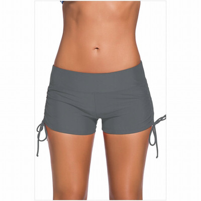 Seaside summer vacation with tight-fitting low-waist swimming trunks 
Seaside summer vacation with tight-fitting low-waist swimming trunks