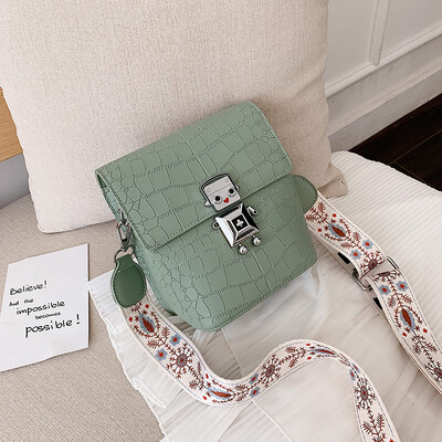 Popular bag female 2019 new wave Korean version of the wild Messenger bag wide shoulder strap one shoulder foreign fashion small square bag
Popular bag female 2019 new wave Korean version of the wild Messenger bag wide shoulder strap one shoulder foreign fashion small square bag
