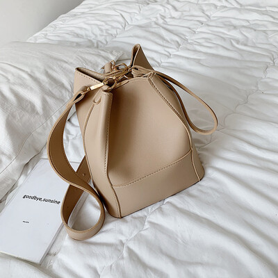 Ins simple broadband bucket bag women 2019 new small Korean version of Joker fashion shoulder Messenger bag
Ins simple broadband bucket bag women 2019 new small Korean version of Joker fashion shoulder Messenger bag
