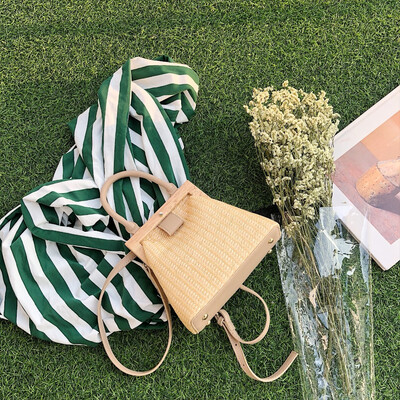 Retro Woven Straw Bag Wooden Top Handle Clip Bag Buckle Women Shoulder Messenger Bag Clutch Purse Bolso femenino Lady Handbag
Retro Woven Straw Bag Wooden Top Handle Clip Bag Buckle Women Shoulder Messenger Bag Clutch Purse Bolso femenino Lady Handbag