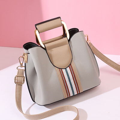 Summer womens new fashion ins Joker ladies hand bill of lading shoulder Messenger bag in summer
Summer womens new fashion ins Joker ladies hand bill of lading shoulder Messenger bag in summer