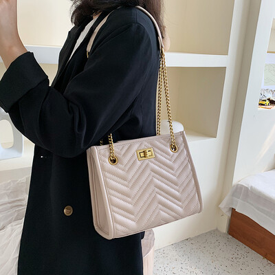 Ins super fire small fragrance chain bag female 2019 new wild embroidery line diagonal shoulder bag texture wild small square
Ins super fire small fragrance chain bag female 2019 new wild embroidery line diagonal shoulder bag texture wild small square