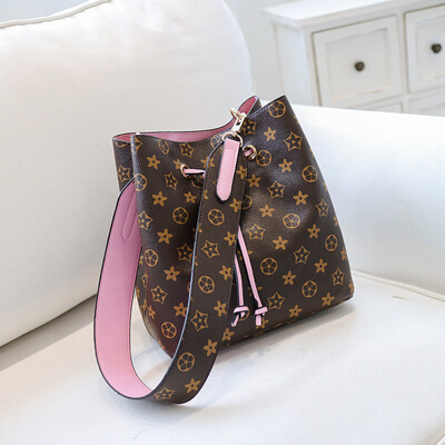 Bucket bag female 2019 new Korean version of the simple wild print wide shoulder strap Messenger bag shoulder bag large capacity old flower bag
Bucket bag female 2019 new Korean version of the simple wild print wide shoulder strap Messenger bag shoulder bag large capacity old flower bag