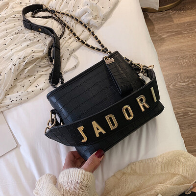 Qiao Bani 2019 new South Korea ins fashion crocodile pattern wide shoulder strap chain wandering bag shoulder diagonal female bag
Qiao Bani 2019 new South Korea ins fashion crocodile pattern wide shoulder strap chain wandering bag shoulder diagonal female bag
