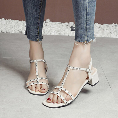 Square-headed thick-heeled open-toed buckle sandals for women at night with medium-heeled riveted Roman shoes
Square-headed thick-heeled open-toed buckle sandals for women at night with medium-heeled riveted Roman shoes