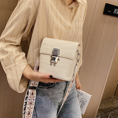 Popular bag female 2019 new wave Korean version of the wild Messenger bag wide shoulder strap one shoulder foreign fashion small square bag
Popular bag female 2019 new wave Korean version of the wild Messenger bag wide shoulder strap one shoulder foreign fashion small square bag