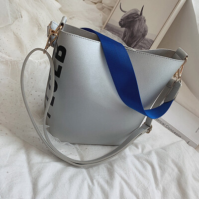 Qiao Bani 2019 new Korean chic fashion hit color wide ribbon child bucket bag shoulder diagonal tide handbag
Qiao Bani 2019 new Korean chic fashion hit color wide ribbon child bucket bag shoulder diagonal tide handbag