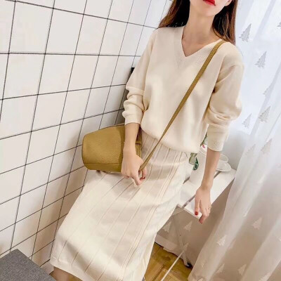 Knit sweater ladies two-piece suit small fragrance solid color long-sleeved V-neck slimming temperament sweater&skirt suit
Knit sweater ladies two-piece suit small fragrance solid color long-sleeved V-neck slimming temperament sweater&skirt suit