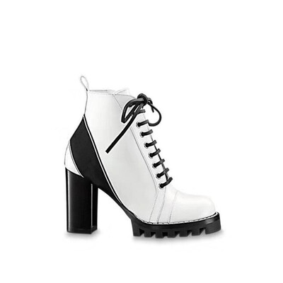 Latest luxury Women designer boots Martin Desert Boot flamingos Love arrow medal 100 real leather coarse size US5-11 Winter shoes
Latest luxury Women designer boots Martin Desert Boot flamingos Love arrow medal 100 real leather coarse size US5-11 Winter shoes