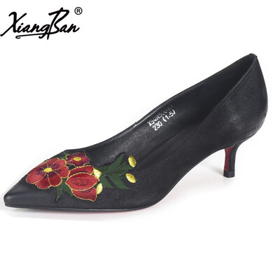 Xiangban Female Pumps Mid Heels Chinese Style Embroidery Women Shoes Genuine Leather
Xiangban Female Pumps Mid Heels Chinese Style Embroidery Women Shoes Genuine Leather