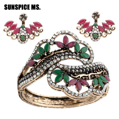 New Vintage Resin Earrings Sets Hollow Flower Bracelet Bangle Sets Antique Gold Color Turkish Women Ethnic Banquet Jewelry Sets
New Vintage Resin Earrings Sets Hollow Flower Bracelet Bangle Sets Antique Gold Color Turkish Women Ethnic Banquet Jewelry Sets