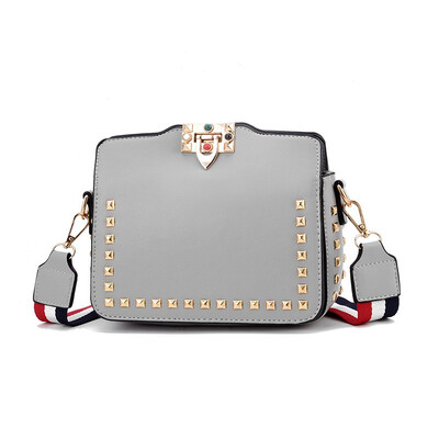 2018 fashion Studs closure PU leather Wide strap designer Luxury brand shoulder bag woman Clutch hand bag
2018 fashion Studs closure PU leather Wide strap designer Luxury brand shoulder bag woman Clutch hand bag