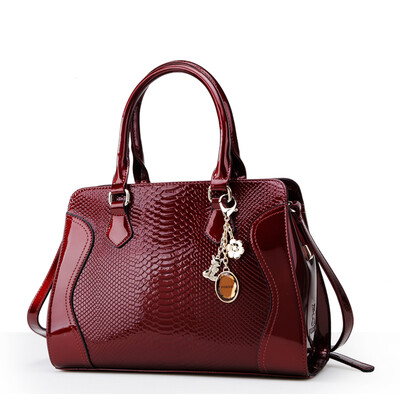 Gold fox FOXER relief type serpentine elegant female bag leather hand messenger bag 926012F1A black
Gold fox FOXER relief type serpentine elegant female bag leather hand messenger bag 926012F1A black