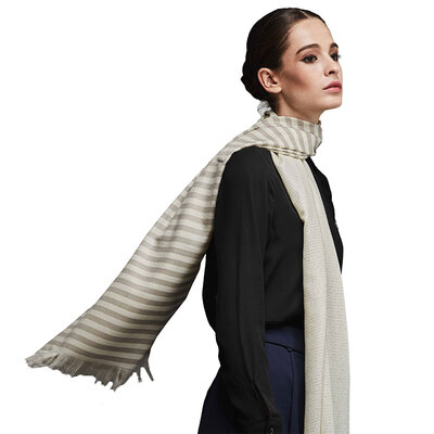 Hengyuan Xiang Chunqiu thin wool long scarf female sunscreen scarf fashion wild plus silver line striped shawl scarf dual use 50M16612 light gray
Hengyuan Xiang Chunqiu thin wool long scarf female sunscreen scarf fashion wild plus silver line striped shawl scarf dual use 50M16612 light gray