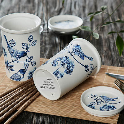 A Ting Creative ceramic printing iron chopsticks tube with drain base pair of chopsticks sleeves.
A Ting Creative ceramic printing iron chopsticks tube with drain base pair of chopsticks sleeves.