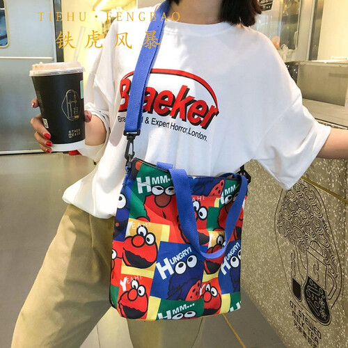 （包邮免邮)日系chic芝麻街卡通原宿学生帆布大斜挎包韩国少女森系涂鸦单肩帆布包袋 黑色
