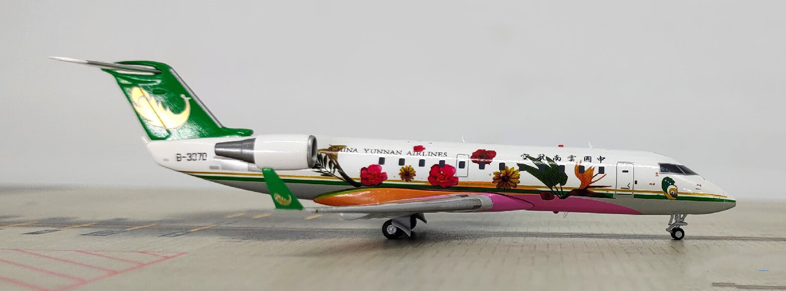 云南航空客机庞巴迪crj-200er飞机模型合金b-3070成品