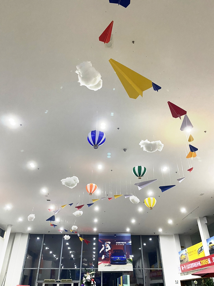 商场橱窗美陈装饰摆件彩色纸飞机云朵吊饰4s展厅情人节活动布置 飞机4
