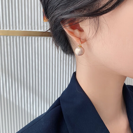 Moon with people 2021 new trendy earrings female Korean simple and versatile French high-end earrings net red temperament earrings pearl earrings champagne gold Moon with people 2021 new trendy earrings female Korean simple and versatile French high-end earrings net red temperament earrings pearl earrings champagne gold