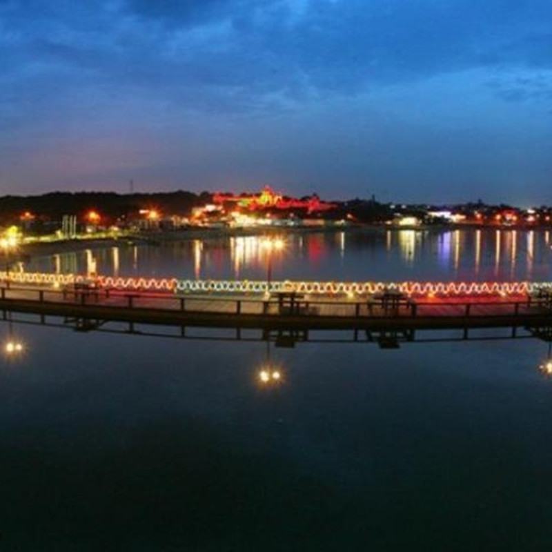 碧螺塔海上酒吧公园,国家4A级景区,坐落于北戴河最东端,北依鸽子窝公园,南临金山嘴老虎石公园,东临大海。景区三面环海,形似半岛,沙滩、礁石、松林、大海交相辉映,景色宜人,全球首家吧文化主题公园。许愿吧、发泄吧、购物吧、厕所吧,吧吧有特色,吧吧新体验。 丰富的旅游体验,游的不只是海,2017年碧螺塔海上大舞台全新改造升级大型奇幻风情表演海上生明月之谜螺传说。 现代与传统的碰撞,演绎不同的沙滩篝火。定期举办小岛迷你音乐节,在这里,放飞自我,和志同道合的朋友一起干件大事儿,在这里,青春够你浪费。