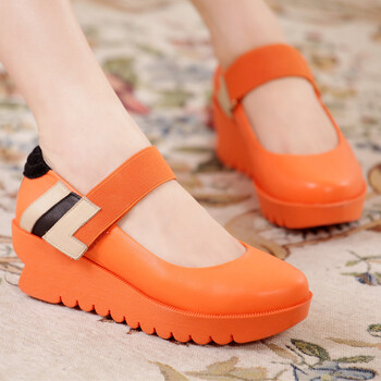 动力足春季新款坡跟女鞋搭扣浅口圆头真皮松糕