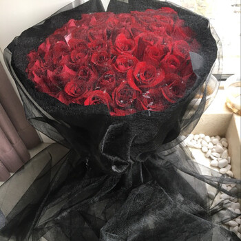 鲜花速递99朵红玫瑰黑纱花束生日求婚 c款_66朵红玫瑰