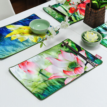 
                                        吉祥家 新中式贡缎餐桌垫子 水漾清莲 工笔荷花隔热垫餐厅软装饰品 布艺餐垫餐桌布垫台布 餐垫黄莲                