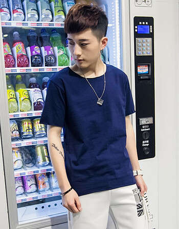 夏季深蓝色长裙带白色印花配什么颜色上衣好看